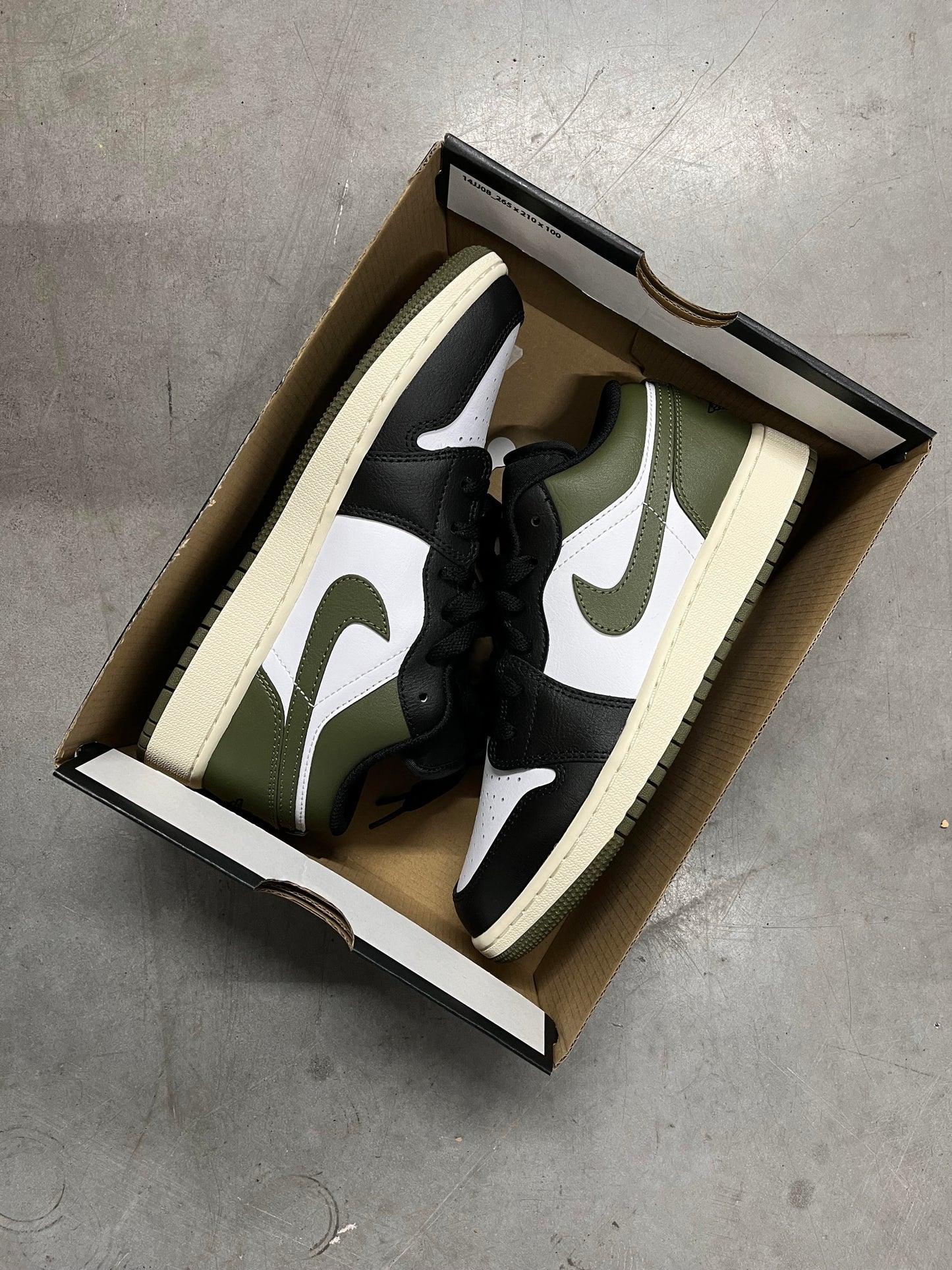 Jordan 1 Low Black Toe Medium Olive (Grade School)